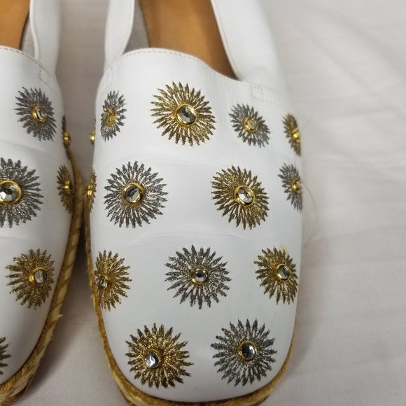 Stuart Weitzman White embroidered/ Rhinestone shoe - Picture 15 of 15